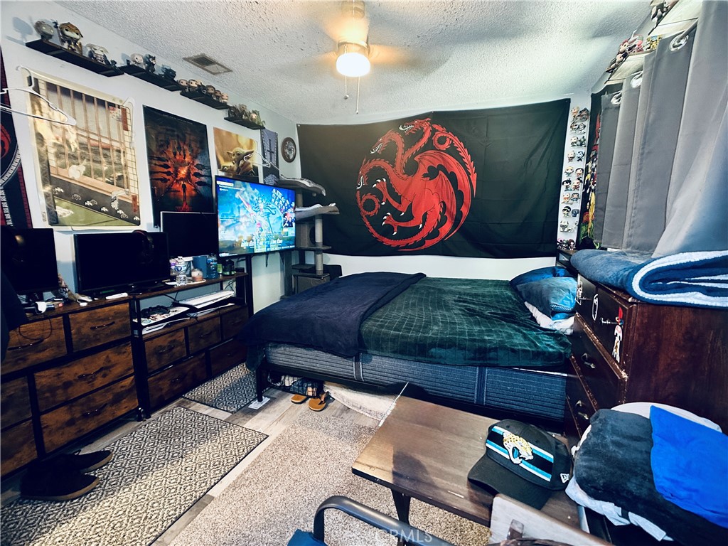 https://media.crmls.org/medias/1e30dfef-b173-4de4-9179-bcb18b467069.jpg?preset=X-Large