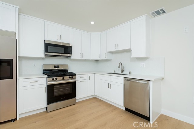 Detail Gallery Image 5 of 14 For 4625 La Crescenta Ave a,  La Crescenta,  CA 91214 - 1 Beds | 1 Baths