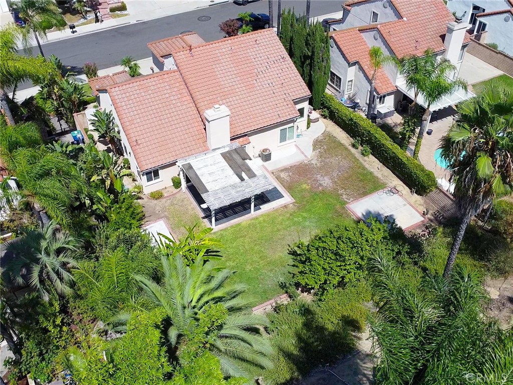 https://media.crmls.org/medias/1e41f213-70ab-445d-8366-e8eabddce38f.jpg?preset=X-Large