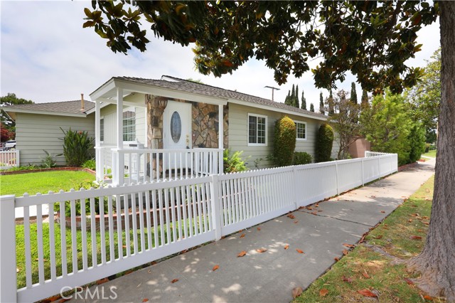 1241 E Mayfair Avenue, Orange CA: https://media.crmls.org/medias/1e4223c3-74bf-48b8-ae13-c6fed53a71a6.jpg