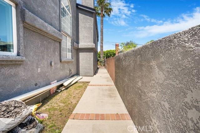 2481 S Bundy Drive, Los Angeles CA: https://media.crmls.org/medias/1e42fbc7-fe35-4856-84b3-2c3162c61847.jpg