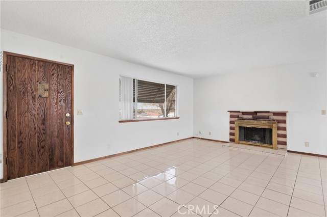 Detail Gallery Image 5 of 34 For 16463 Solvang Ave, Victorville,  CA 92394 - 3 Beds | 2 Baths