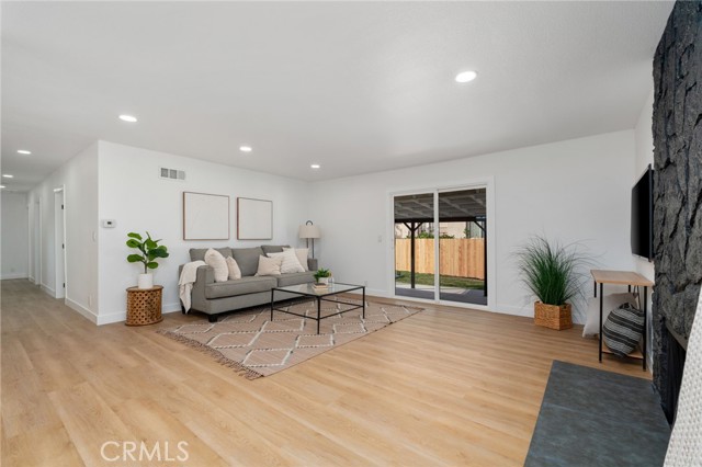 Detail Gallery Image 4 of 30 For 2076 N Diamond, Orange,  CA 92867 - 4 Beds | 2 Baths