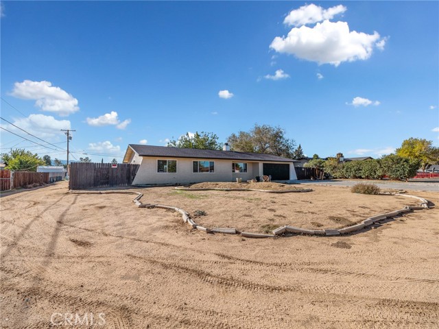 Detail Gallery Image 3 of 34 For 21225 Lone Eagle, Apple Valley,  CA 92308 - 6 Beds | 2 Baths