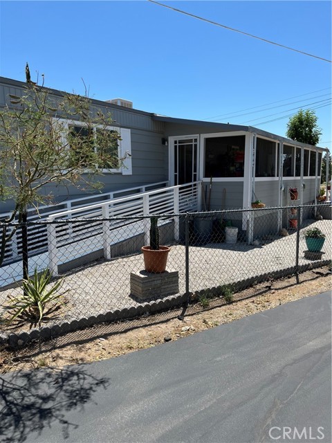 55524 Yucca Trail, Yucca Valley CA: https://media.crmls.org/medias/1e48b83d-2a97-40a5-9854-b743666b631a.jpg