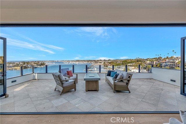 221 Carnation Avenue, Corona del Mar CA: https://media.crmls.org/medias/1e494987-48c4-442f-a6e2-cfed4ae78c31.jpg