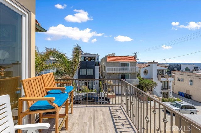 133 33rd Street, Hermosa Beach, California 90254, 4 Bedrooms Bedrooms, ,4 BathroomsBathrooms,Single Family Residence,For Sale,33rd,SB24113188