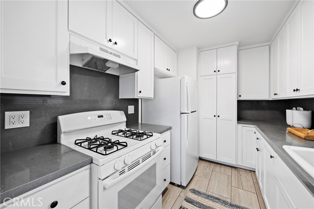 Detail Gallery Image 12 of 31 For 502 36th #B,  Newport Beach,  CA 92663 - 2 Beds | 1 Baths