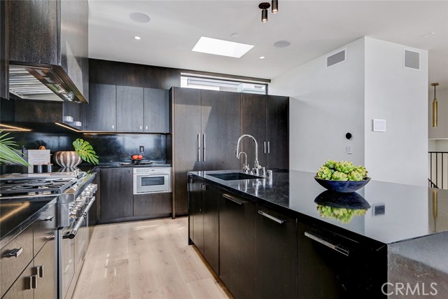 315 25th, Manhattan Beach, California 90266, 3 Bedrooms Bedrooms, ,3 BathroomsBathrooms,Residential,For Sale,25th,SB26081784