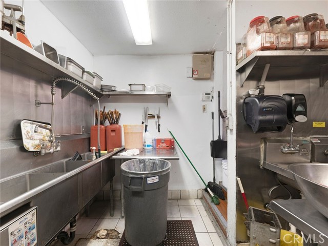 138 N San Fernando Boulevard, Burbank CA: https://media.crmls.org/medias/1e4f2520-2d0e-4b22-93bb-798f134d64cf.jpg