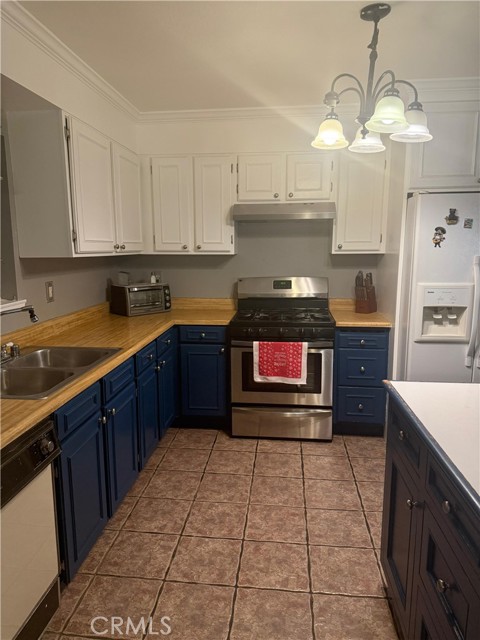 Detail Gallery Image 5 of 9 For 5055 E Avenue R12, Palmdale,  CA 93552 - 4 Beds | 2 Baths