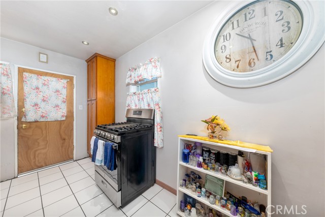 Detail Gallery Image 13 of 30 For 2002 N Salinas Ave, Los Angeles,  CA 90059 - 2 Beds | 1 Baths