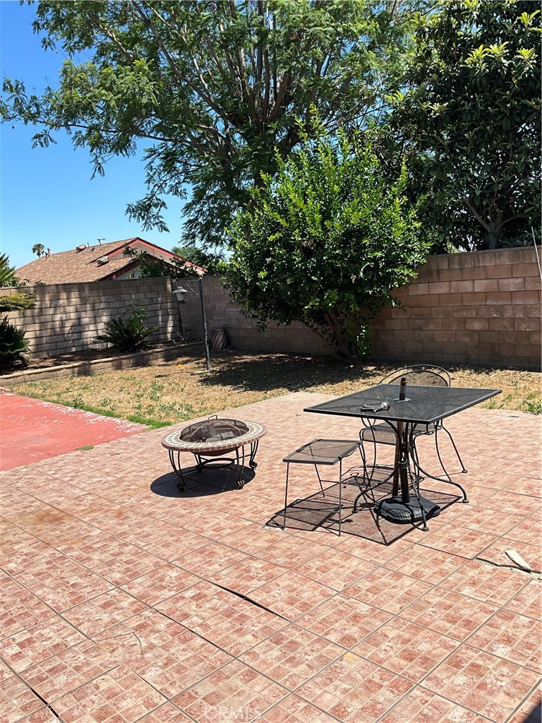 https://media.crmls.org/medias/1e527d28-a614-4eb9-93af-e5114bbf48e6.jpg?preset=X-Large
