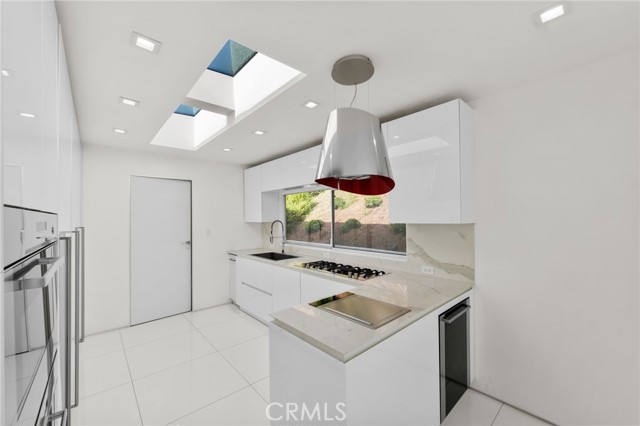 1046 N Hillcrest Road, Beverly Hills CA: https://media.crmls.org/medias/1e52d9ca-fb57-425a-95b9-9ad0e80679b6.jpg