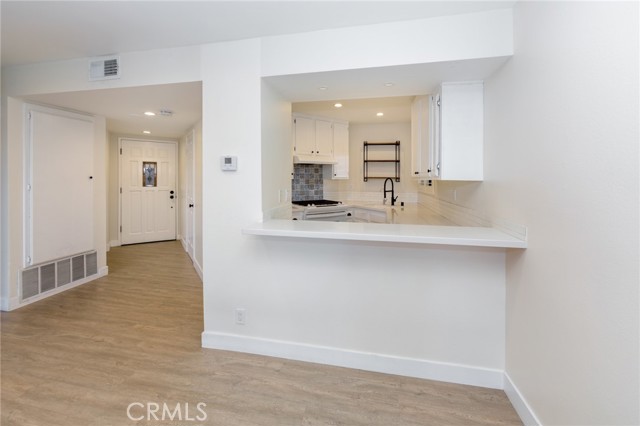 Kitchen with Breakfast bar
