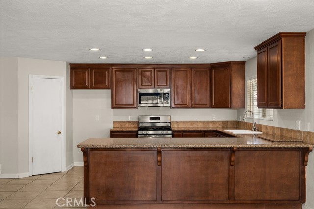 Detail Gallery Image 13 of 46 For 12680 Pinehurst Trl, Victorville,  CA 92395 - 3 Beds | 2 Baths