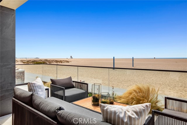 706 W Oceanfront, Newport Beach CA: https://media.crmls.org/medias/1e591f0b-ba0d-43db-8e38-98e83331d643.jpg