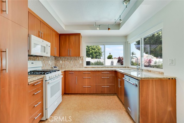 Detail Gallery Image 6 of 39 For 9561 Rockpoint Dr, Huntington Beach,  CA 92646 - 4 Beds | 2 Baths