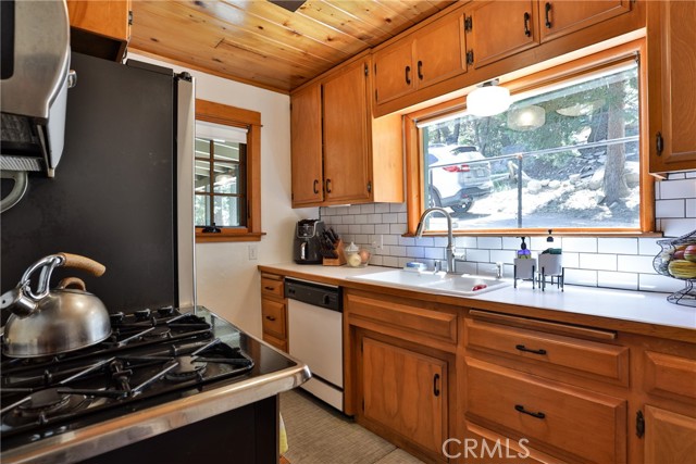 Detail Gallery Image 13 of 49 For 25214 Scenic View Dr, Crestline,  CA 92325 - 2 Beds | 2/1 Baths