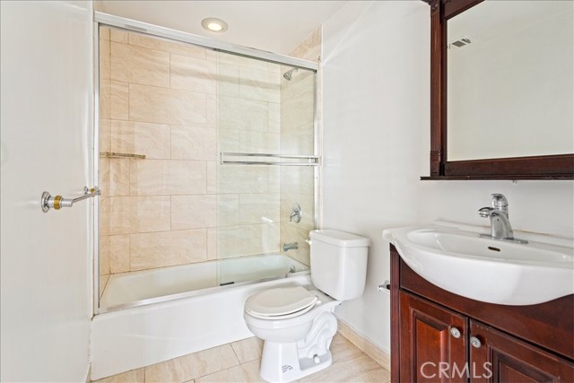 Detail Gallery Image 12 of 16 For 5633 Carlton Way #203,  Hollywood,  CA 90028 - 2 Beds | 2/1 Baths