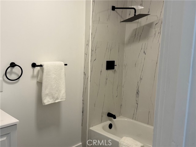 Detail Gallery Image 5 of 14 For 9832 San Miguel Ave, South Gate,  CA 90280 - 4 Beds | 2/1 Baths