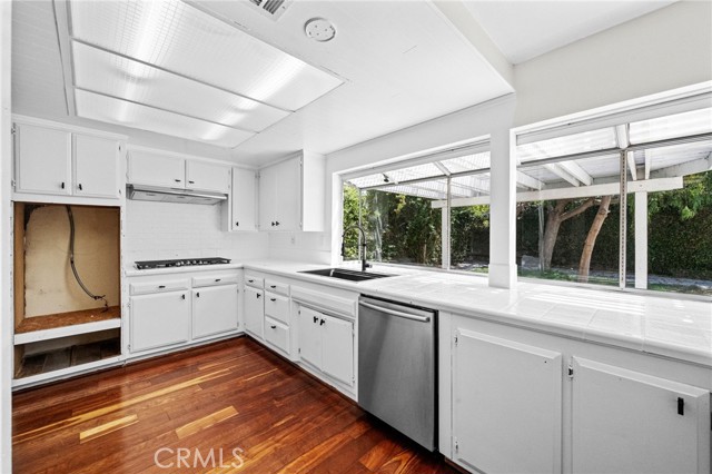 9882 Kings Canyon Drive, Huntington Beach CA: https://media.crmls.org/medias/1e615ccf-a93d-46c8-b97f-d9546c4c4334.jpg