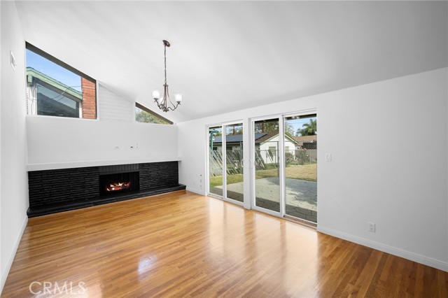 Detail Gallery Image 13 of 27 For 7948 De Soto, Canoga Park,  CA 91304 - 3 Beds | 3 Baths