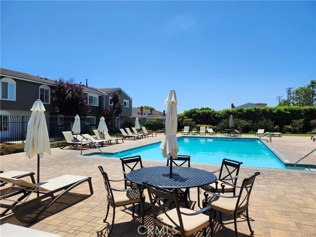 8195 Pawtucket Drive, Huntington Beach CA: https://media.crmls.org/medias/1e67ca4f-435d-410f-821a-2076455c3dda.jpg