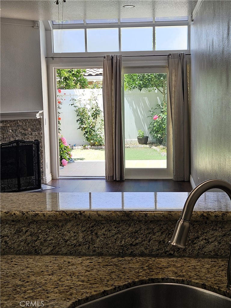 https://media.crmls.org/medias/1e6ee656-1ef1-4d71-9f82-f59dbd2d7083.jpg?preset=X-Large