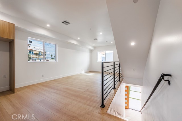 Detail Gallery Image 14 of 26 For 5209 W 20th St #2,  Los Angeles,  CA 90016 - 3 Beds | 3/1 Baths