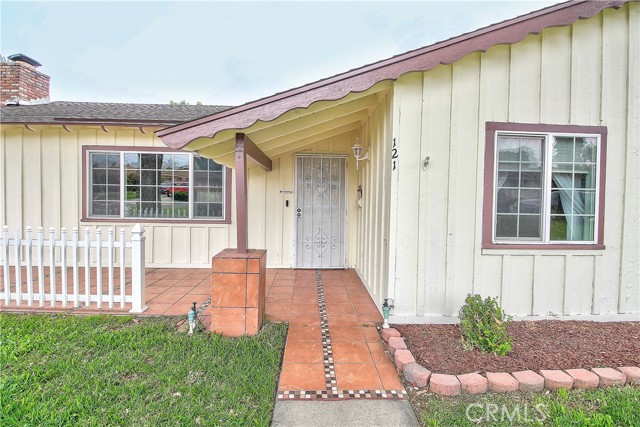 Detail Gallery Image 3 of 38 For 121 W Citron St, Corona,  CA 92882 - 3 Beds | 2 Baths