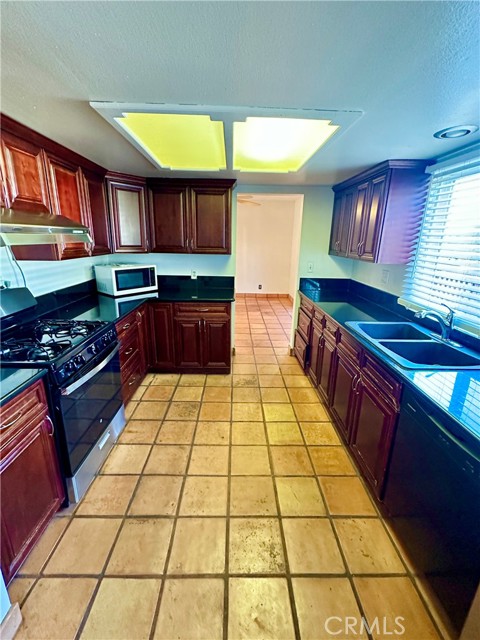 KITCHEN W/ GALAXY GRANITE COUNTERS