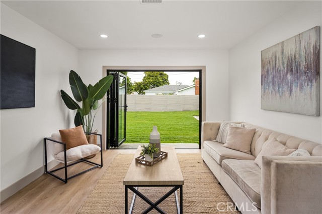 5161 E 27th Street, Long Beach CA: https://media.crmls.org/medias/1e7ba286-55c2-4a29-a9cc-4e6e6a2b98e4.jpg