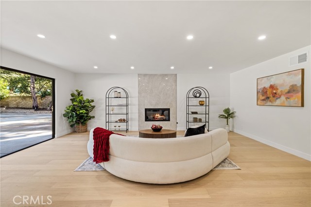 Detail Gallery Image 20 of 46 For 5340 Edgeware Dr, Calabasas,  CA 91301 - 5 Beds | 3 Baths