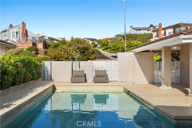 Detail Gallery Image 4 of 34 For 31 Carmel Bay Dr, Corona Del Mar,  CA 92625 - 4 Beds | 2/1 Baths