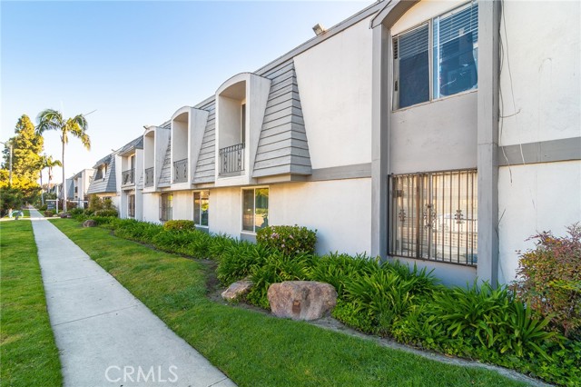 Detail Gallery Image 1 of 17 For 5530 Ackerfield Ave #303,  Long Beach,  CA 90805 - 1 Beds | 1 Baths