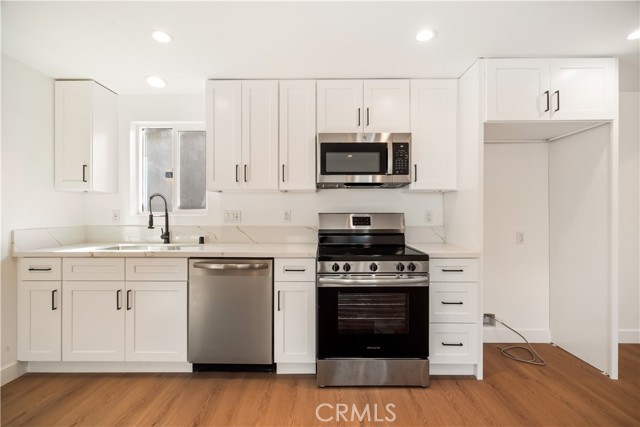 Detail Gallery Image 2 of 18 For 6937 Jellico Ave, Lake Balboa,  CA 91406 - 2 Beds | 2 Baths