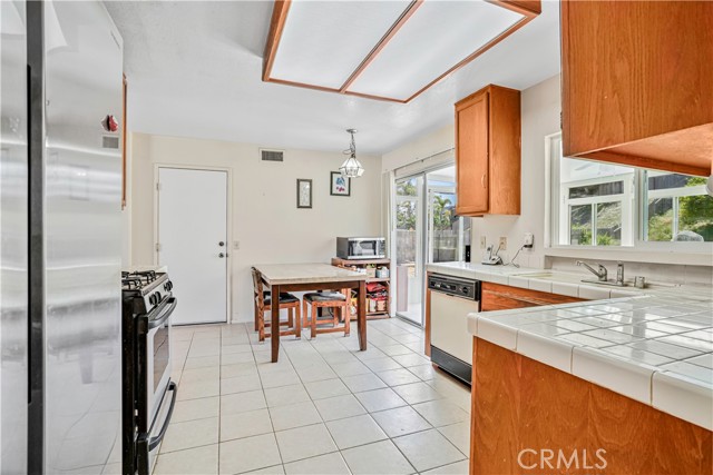 1426 Crestview Drive, Oceanside CA: https://media.crmls.org/medias/1e80620a-b0cf-4d76-9080-7cff3acde532.jpg