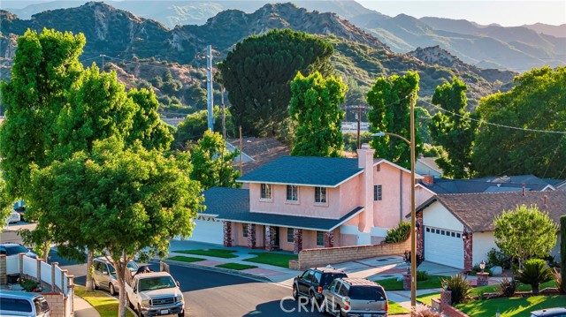 Detail Gallery Image 2 of 34 For 23863 Adamsboro Dr, Newhall,  CA 91321 - 3 Beds | 3 Baths