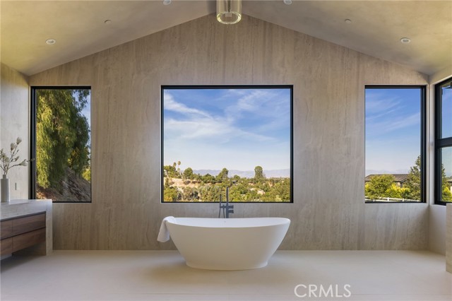 24255 Bridle Trail Road, Hidden Hills CA: https://media.crmls.org/medias/1e82fda0-5612-4f8e-a51c-ff7090302756.jpg