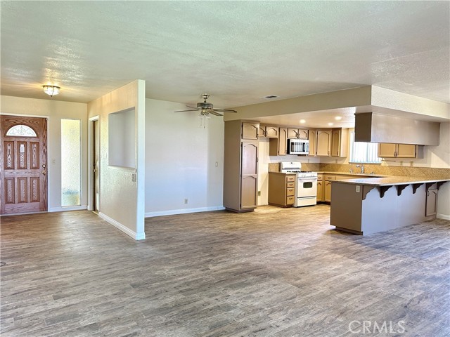 Detail Gallery Image 6 of 31 For 14804 Crofton Ln, Helendale,  CA 92342 - 3 Beds | 2 Baths