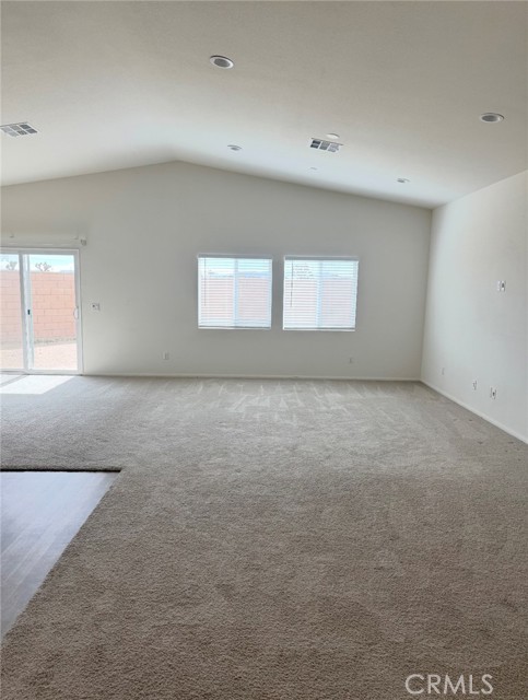 Detail Gallery Image 4 of 9 For 11989 Bellehaven, Victorville,  CA 92392 - 4 Beds | 3 Baths