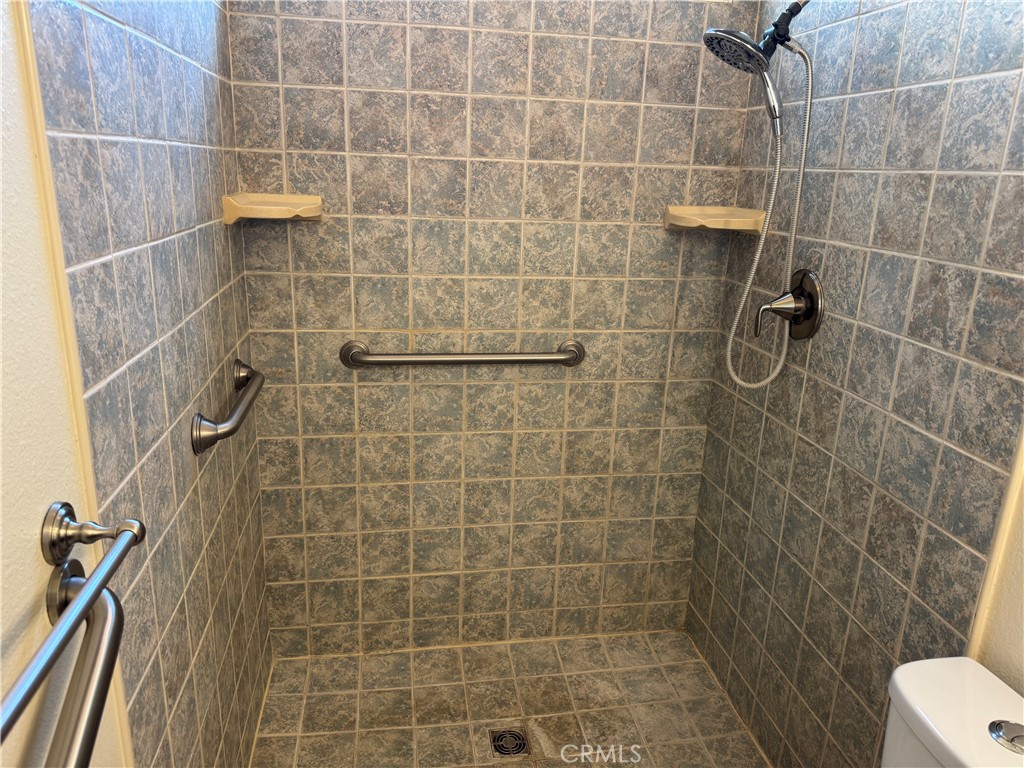 https://media.crmls.org/medias/1e8c16ab-ce15-40b3-92e0-7caa6ed83d6d.jpg?preset=X-Large