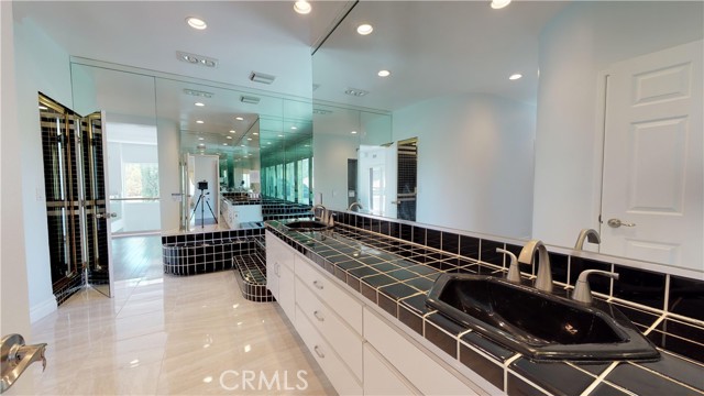 22500 N Summit Ridge Circle, Chatsworth CA: https://media.crmls.org/medias/1e8f8845-e336-4c9b-8a15-7580ed430c8a.jpg