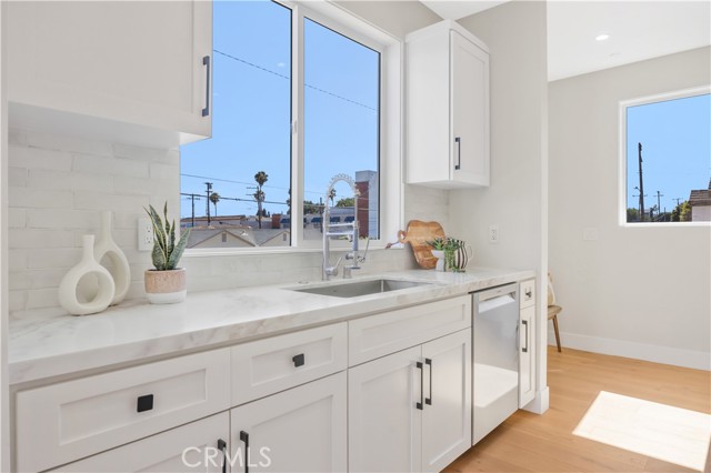 2405 Mathews Avenue, Redondo Beach CA: https://media.crmls.org/medias/1e9472b2-da16-4f5b-9a26-128f68e46844.jpg