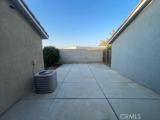https://media.crmls.org/medias/1e96d460-42eb-484c-a8d0-897d86e1f54a.jpg?preset=X-Large