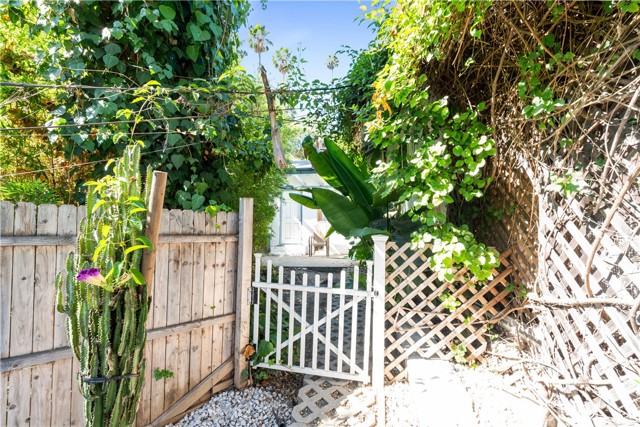 Detail Gallery Image 10 of 41 For 3432 Larissa Dr, Los Angeles,  CA 90026 - – Beds | – Baths