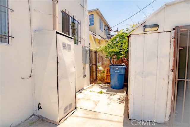 2101 Arlington Avenue, Los Angeles CA: https://media.crmls.org/medias/1e99c0c5-9407-4ced-95ba-24030a912b59.jpg