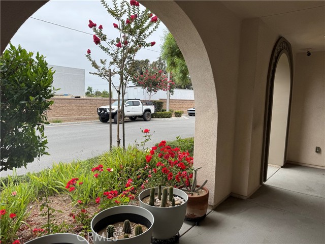 526 W Tribella Court, Santa Ana CA: https://media.crmls.org/medias/1e9f10d2-3dd5-4942-ab0b-f62e748f99f0.jpg