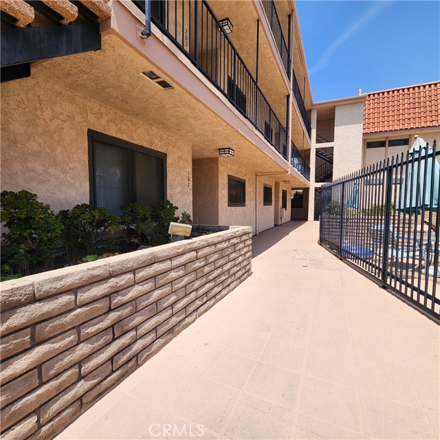 Detail Gallery Image 2 of 22 For 900 Cedar St #107,  El Segundo,  CA 90245 - 2 Beds | 2 Baths